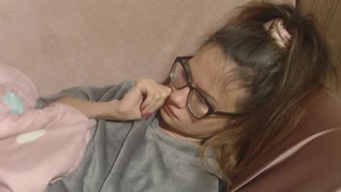 say meow and send tip  online show from December 20, 2025, 1:29 pm