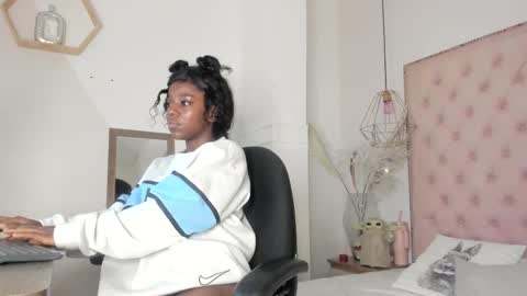 caramel_hellen online show from December 1, 2025, 11:15 am