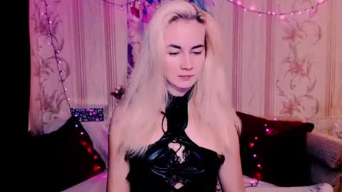 Snapshot of carinfox chatting on July 10, 2026, 8:33 pm Carin online show from July 10, 2026, 8:33 pm
