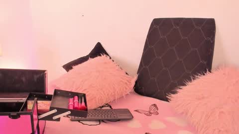 Snapshot of carla_wet18 chatting on November 26, 2025, 4:24 am Carla Wet18 online show from November 26, 2025, 4:24 am