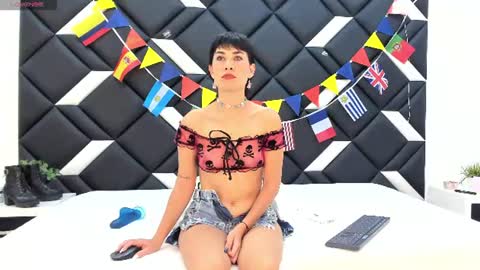 Carla Linares online show from June 15, 2026, 12:29 pm