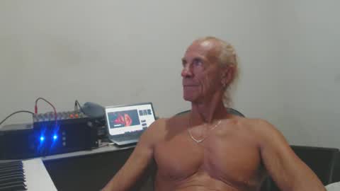 Snapshot of carlos2557 chatting on April 20, 2026, 11:50 pm carlos online show from April 20, 2026, 11:50 pm
