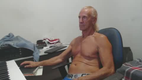 Snapshot of carlos2557 chatting on April 26, 2026, 4:43 am carlos online show from April 26, 2026, 4:43 am