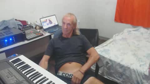 Snapshot of carlos2557 chatting on May 4, 2026, 9:11 pm carlos online show from May 4, 2026, 9:11 pm