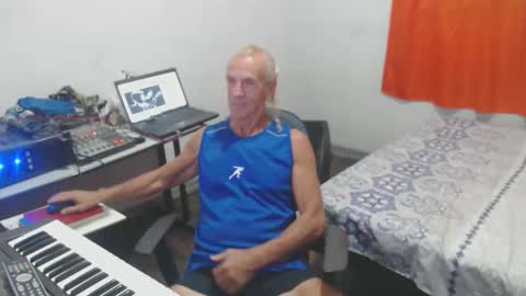 Snapshot of carlos2557 chatting on May 7, 2026, 11:32 pm carlos online show from May 7, 2026, 11:32 pm