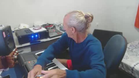 Snapshot of carlos2557 chatting on June 2, 2026, 9:39 pm carlos online show from June 2, 2026, 9:39 pm