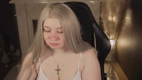 Snapshot of carolina_winter chatting on May 24, 2026, 5:34 am Mira online show from May 24, 2026, 5:34 am