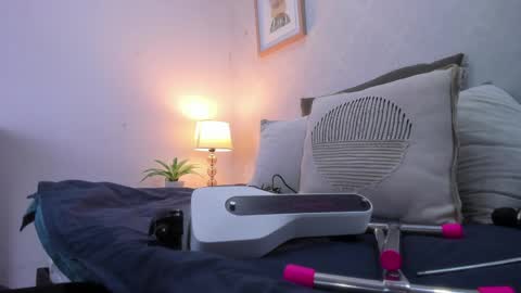  Caroline  online show from April 17, 2026, 11:35 am