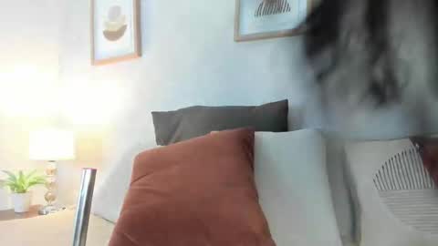  Caroline  online show from May 25, 2026, 10:32 am