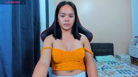 Snapshot of caroline_east chatting on November 14, 2025, 6:39 pm caroline_east online show from November 14, 2025, 6:39 pm