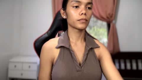 Snapshot of caroline_east chatting on May 17, 2026, 1:03 am caroline_east online show from May 17, 2026, 1:03 am