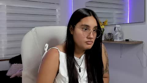 caroline_rodriguez_9 online show from April 18, 2026, 7:18 pm