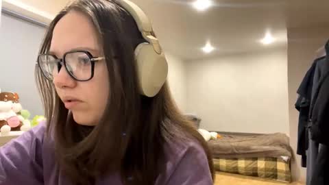 Emilia online show from December 19, 2025, 2:40 am