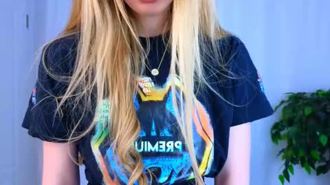 Snapshot of cassie_palmer chatting on February 27, 2025, 12:45 pm Hello my name is Cassie and my friend Nilo is also here online show from February 27, 2025, 12:45 pm