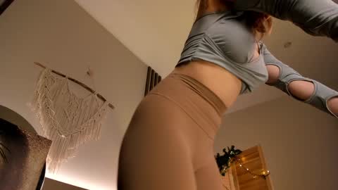 Snapshot of cassiecool chatting on February 5, 2025, 12:20 am assie online show from February 5, 2025, 12:20 am