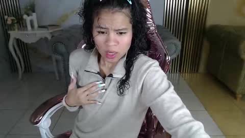 Catalina  online show from September 19, 2025, 1:23 pm