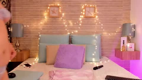 CatalinnaThompson online show from December 11, 2024, 6:09 pm