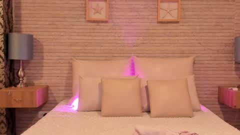 CatalinnaThompson online show from February 1, 2025, 11:54 am