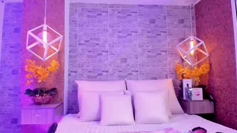 CatalinnaThompson online show from November 12, 2025, 12:05 pm