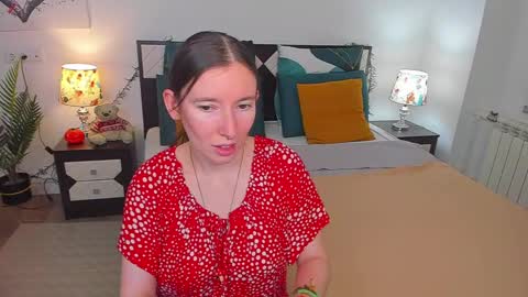 Snapshot of catherinewalls chatting on December 8, 2024, 2:18 am Catrin online show from December 8, 2024, 2:18 am