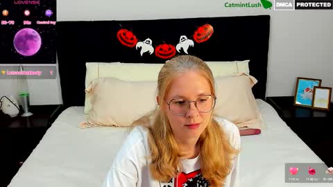 Snapshot of catmintlush chatting on October 18, 2025, 11:49 pm CatmintLush online show from October 18, 2025, 11:49 pm
