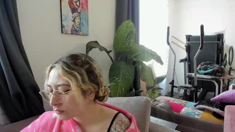 Snapshot of ccuteass chatting on December 5, 2024, 1:17 pm ccuteass online show from December 5, 2024, 1:17 pm