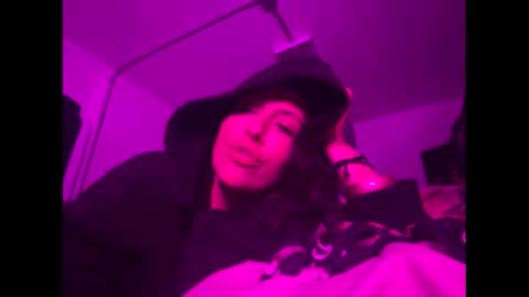 cece_vibez online show from December 1, 2025, 4:34 pm