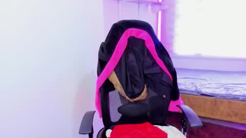 celeste_bonnet1 online show from October 29, 2025, 7:04 pm