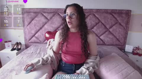 Snapshot of charlote__miller chatting on February 18, 2025, 7:09 pm You honey online show from February 18, 2025, 7:09 pm