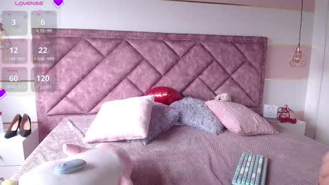 Snapshot of charlote__miller chatting on February 20, 2025, 7:19 pm You honey online show from February 20, 2025, 7:19 pm