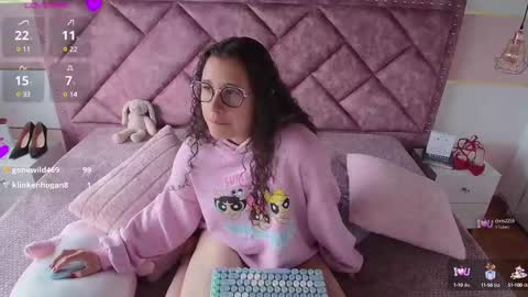 Snapshot of charlote__miller chatting on February 21, 2025, 7:21 pm You honey online show from February 21, 2025, 7:21 pm