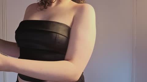 Snapshot of charlote__miller chatting on November 16, 2025, 12:33 pm You honey online show from November 16, 2025, 12:33 pm