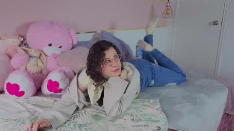 Snapshot of charlote__miller chatting on November 17, 2025, 12:11 pm You honey online show from November 17, 2025, 12:11 pm