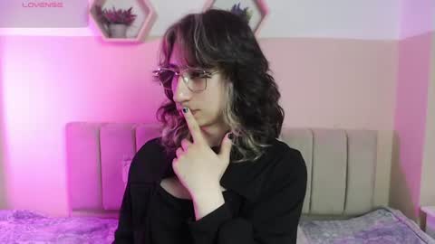 Snapshot of charlothe_dumont chatting on June 18, 2026, 1:48 pm charlothe_dumont online show from June 18, 2026, 1:48 pm