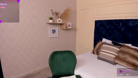 Charlotte Mayers online show from September 12, 2025, 11:32 am