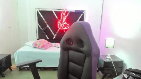 Snapshot of charlotthe_ee chatting on October 4, 2025, 9:24 pm online show from October 4, 2025, 9:24 pm