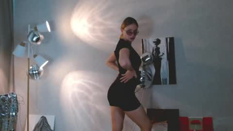 Michelle  online show from May 8, 2026, 1:33 am