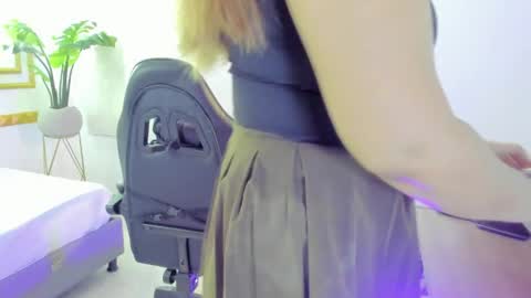 C H E R R Y  online show from April 17, 2026, 2:25 am