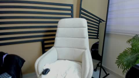 cherry_bunnyx online show from March 8, 2026, 4:44 pm