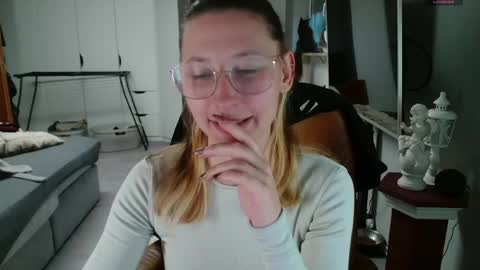 Snapshot of cherryangle chatting on April 16, 2026, 6:09 pm Leonie online show from April 16, 2026, 6:09 pm