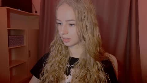 Evie online show from November 25, 2025, 2:17 pm