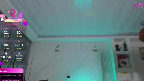 chloe_cooperr online show from April 18, 2026, 10:19 am