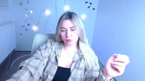 Chloe online show from November 23, 2025, 6:13 am