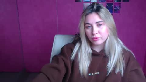 Chloe online show from November 25, 2025, 12:16 pm