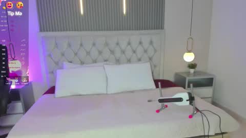 CLHOE  online show from January 8, 2026, 9:06 pm