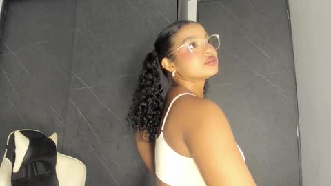 chloe online show from October 22, 2025, 1:17 am