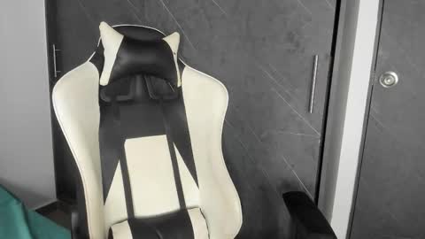 chloe online show from October 24, 2025, 10:17 pm