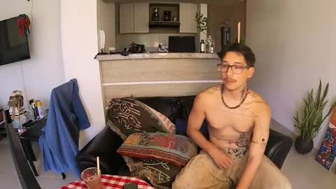 Chloe  Yan online show from November 21, 2025, 7:56 pm