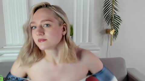 Chloe Deccker online show from May 27, 2026, 1:13 am