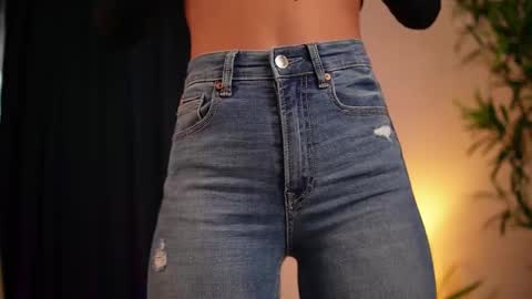 chloemin_ online show from November 10, 2025, 7:07 am